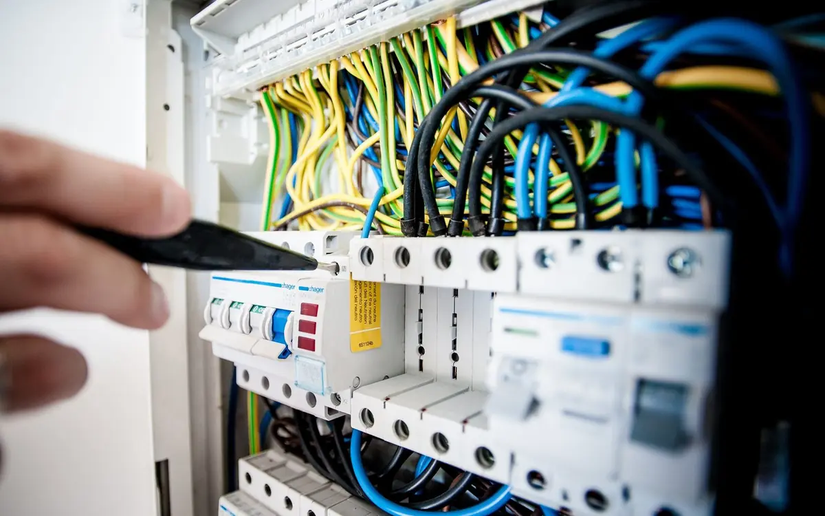 Contrôle d'un tableau électrique lors d'un diagnostic électricité