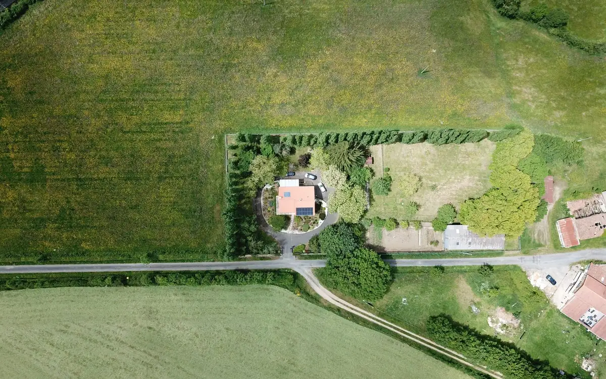 Vue aérienne d'une maison et de ses abords pour l'état des risques et pollutions
